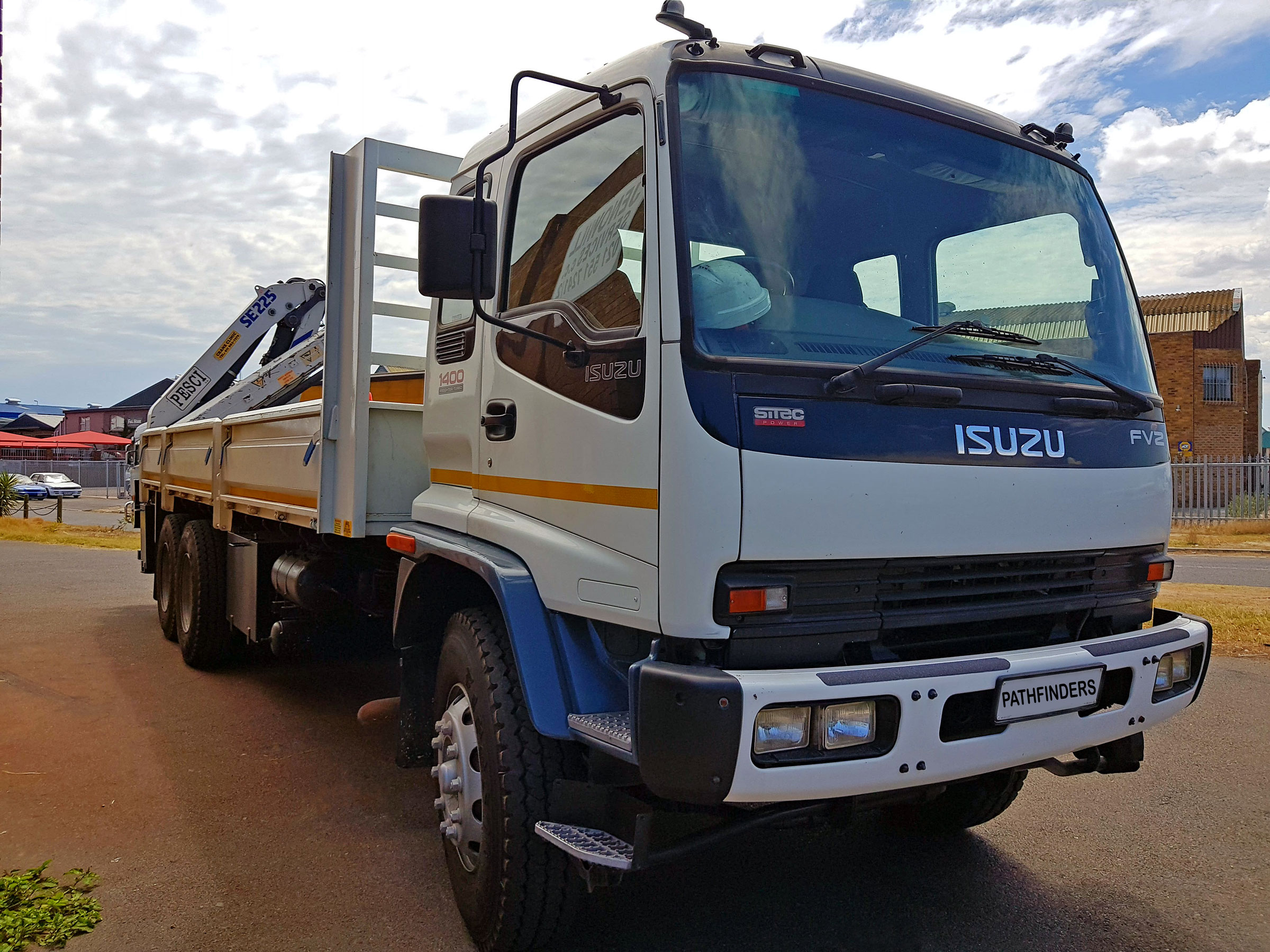 CraneTruck02 This crane truck has a load capacity of 6.5 tons and has 6.4m deck space available