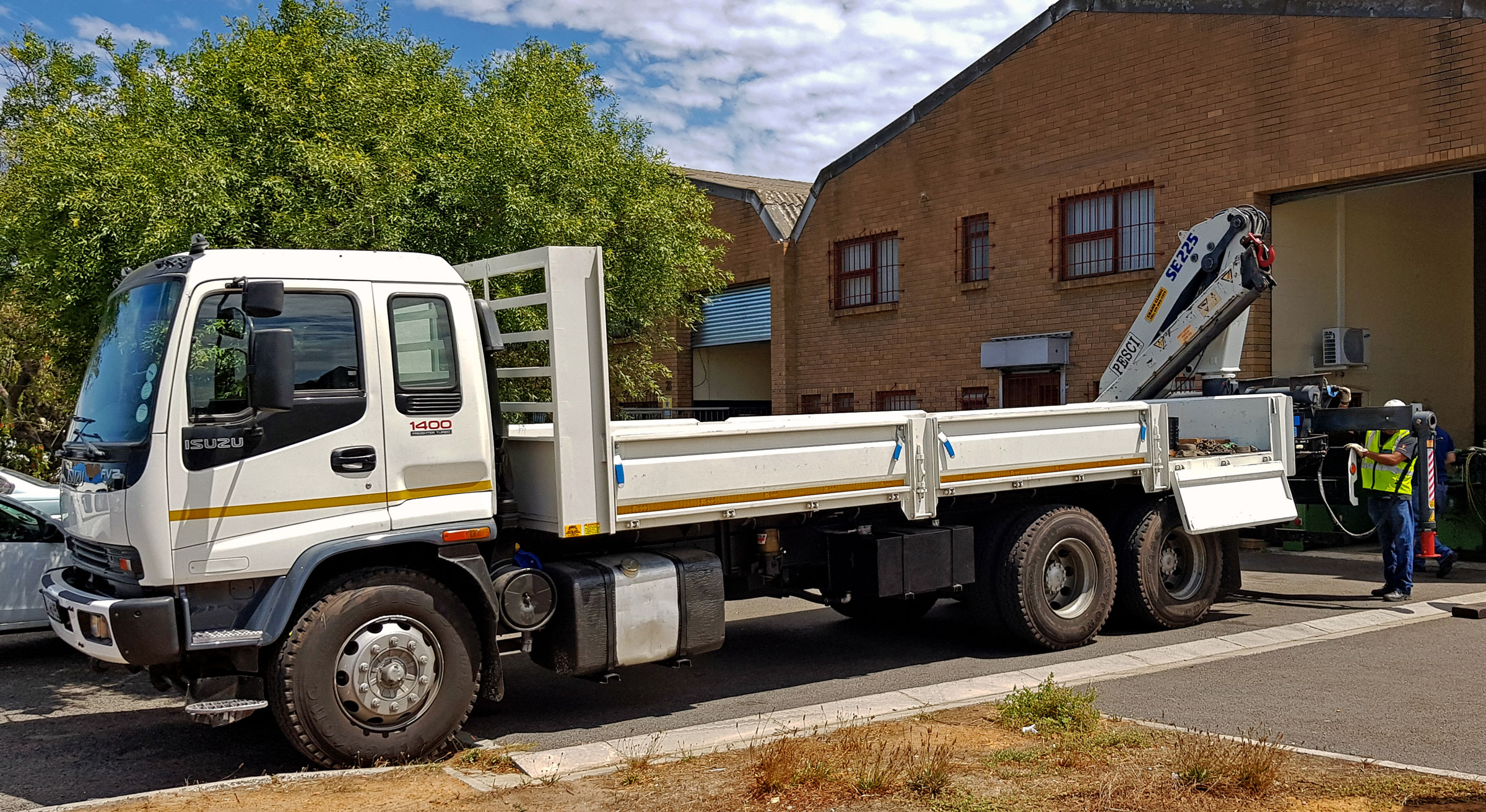 CraneTruck02BannerB This crane truck has a load capacity of 6.5 tons and has 6.4m deck space available